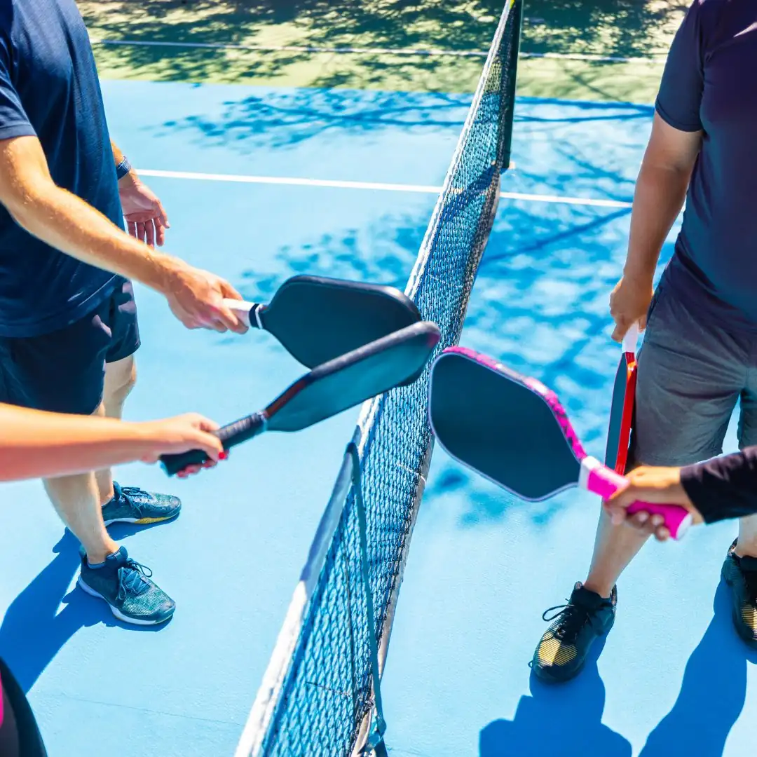 folk på en pickleball bane