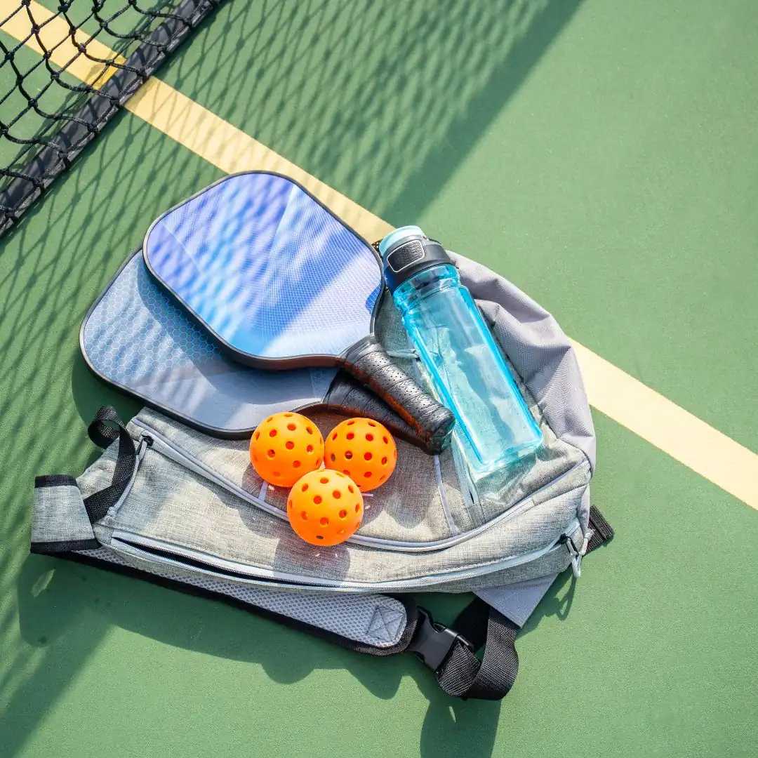 pickleball udstyr liggende på en pickleball bane